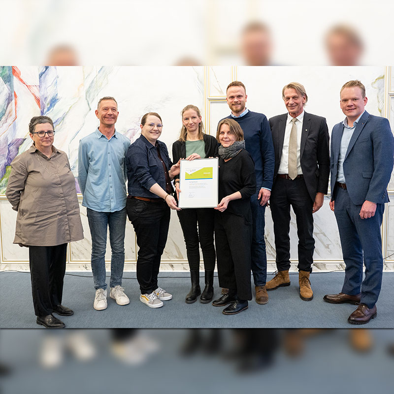  (v. l. n. r.) Sabine Juffinger (Gemeindebegleiterin Stadt Bregenz), Günther Willi (Sozialservice und Gesellschaft Stadt Bregenz), Nina Hämmerle (Leitung Familienservice Stadt Bregenz), Saskia Amann (Familienservice Stadt Bregenz), Andrea Trappel-Pasi (Leitung Sozialservice und Gesellschaft Stadt Bregenz), Sebastian Rauch (Personalservice und -entwicklung Stadt Bregenz), Gerhard Seiler (Stadtamtsdirektor Stadt Bregenz), Christof Bitschi (Landesstatthalter und Familienreferent Land Vorarlberg) 