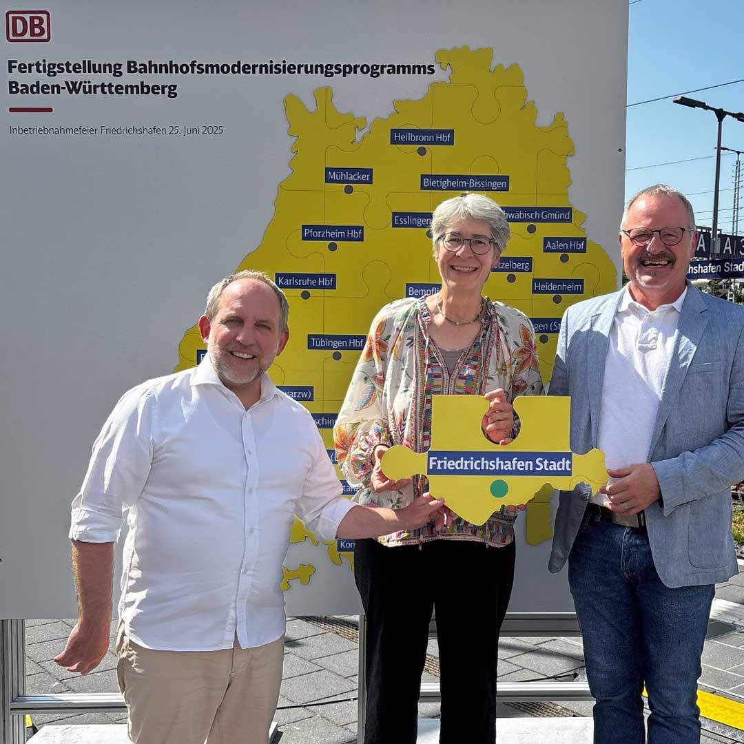 Mit Friedrichshafen Stadt das letzte Puzzlestück eingesetzt: Simon Blümcke, Oberbürgermeister Stadt Friedrichshafen, Elke Zimmer, Staatssekretärin im Verkehrsministerium Land Baden-Württemberg, Michael Groh, Leiter Regionalbereich Südwest, DB InfraGO AG Personenbahnhöfe (v.l.n.r.) 