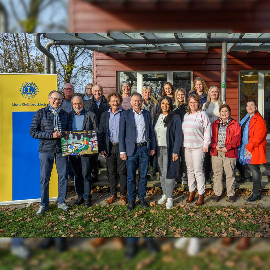 Große Runde bei der Spendenübergabe im Kindergarten Piepmatz: Oberbürgermeister Hans-Jörg Henle (vordere Reihe, vierter von links), der derzeitige Lions-Präsident Dr. Manfred Schraag (vordere Reihe, dritter von links), der Vorsitzende des Lions-Fördervere